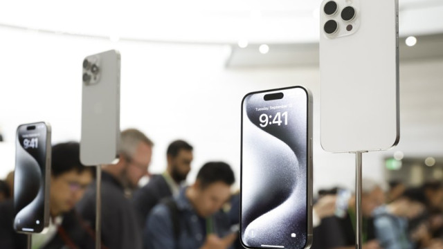 Apple's iPhone has become the world's best-selling smartphone for the first time, after rival Samsung lost its 12-year lead