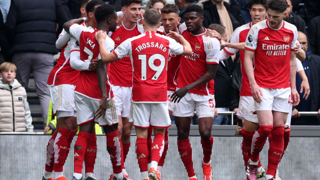 Clinical Arsenal beat Tottenham and continue title chase with Manchester City