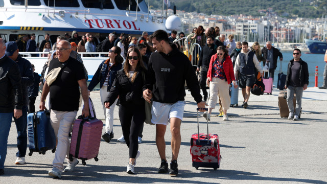 Greece registers record tourism revenue despite forest fires