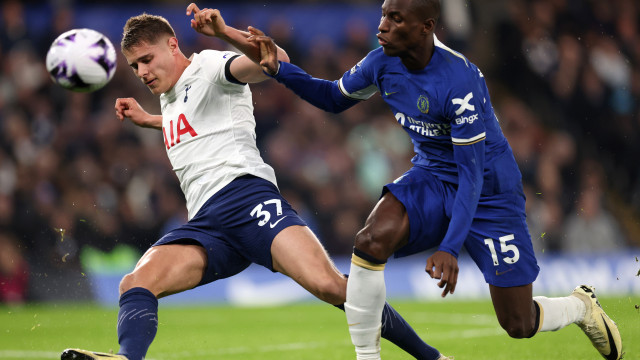 Chelsea deals Tottenham a blow in top 4 battle