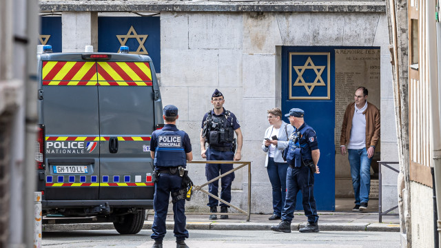 A French policeman shot dead an Algerian who tried to set fire to a synagogue